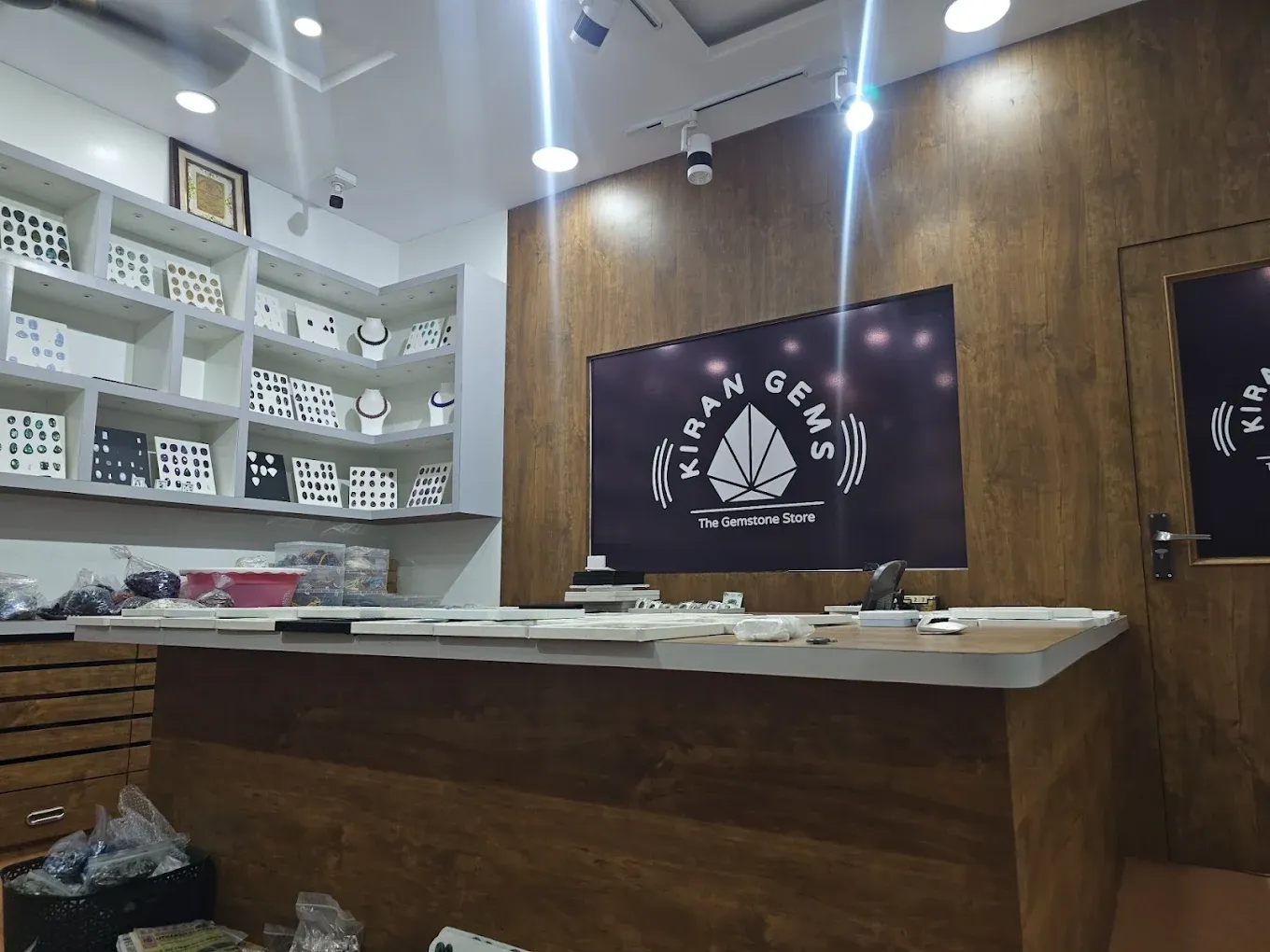 Why Buy Rhodonite Stone Is a Must for Fashion and Healing